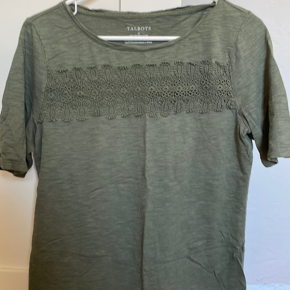 Green T shirt, short sleeve, lace detail
